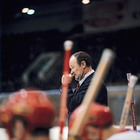 BOBROV HOCKEY COACH