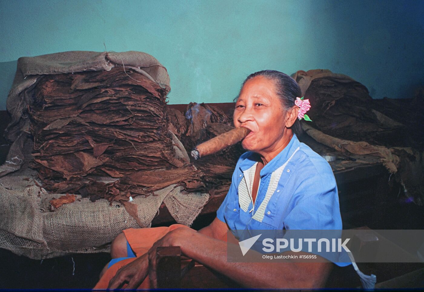 CUBA WOMAN SMOKER CIGAR