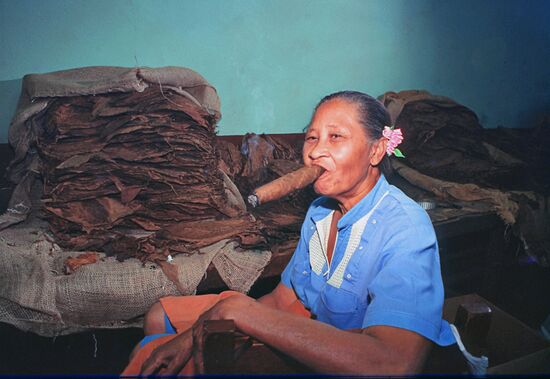 CUBA WOMAN SMOKER CIGAR