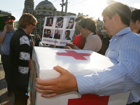 RALLY "PUTIN, COME OUT! WE WANT TO TALK TO YOU..." 