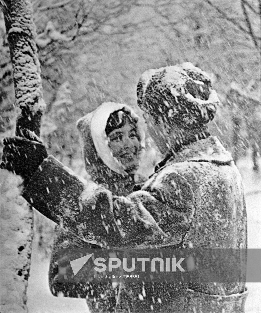 WINTER COUPLE IN LOVE