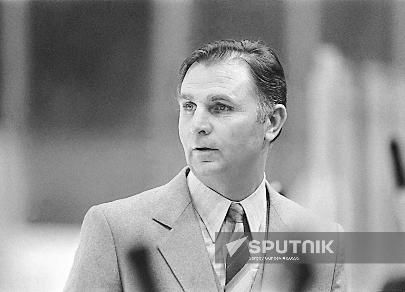 TIKHONOV COACH ICE HOCKEY