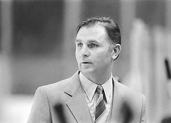 TIKHONOV COACH ICE HOCKEY