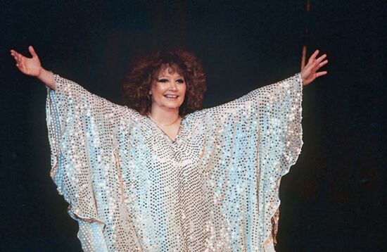 PUGACHEVA SINGER PERFORMANCE