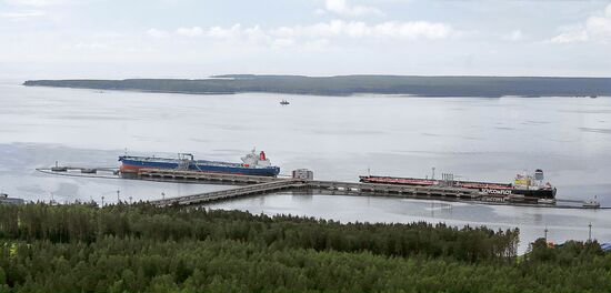 OIL-LOADING TERMINAL