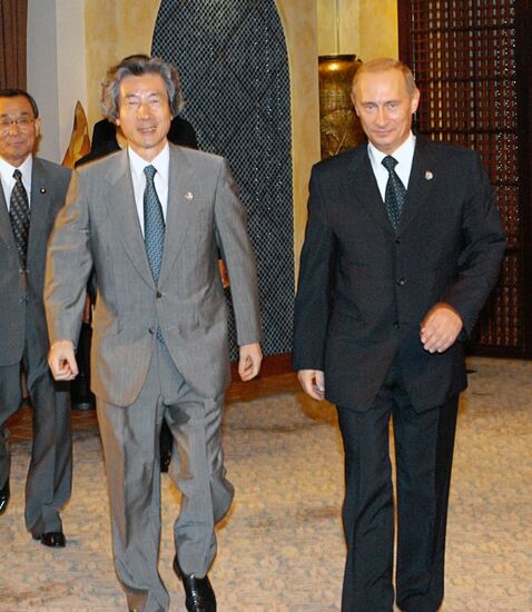PUTIN KOIZUMI MEETING APEC SUMMIT BANGKOK