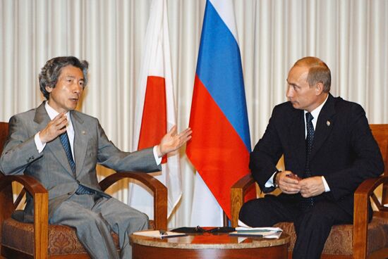 PUTIN KOIZUMI MEETING APEC SUMMIT BANGKOK