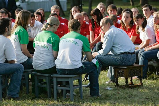 VLADIMIR PUTIN YOUTH ACTIVISTS
