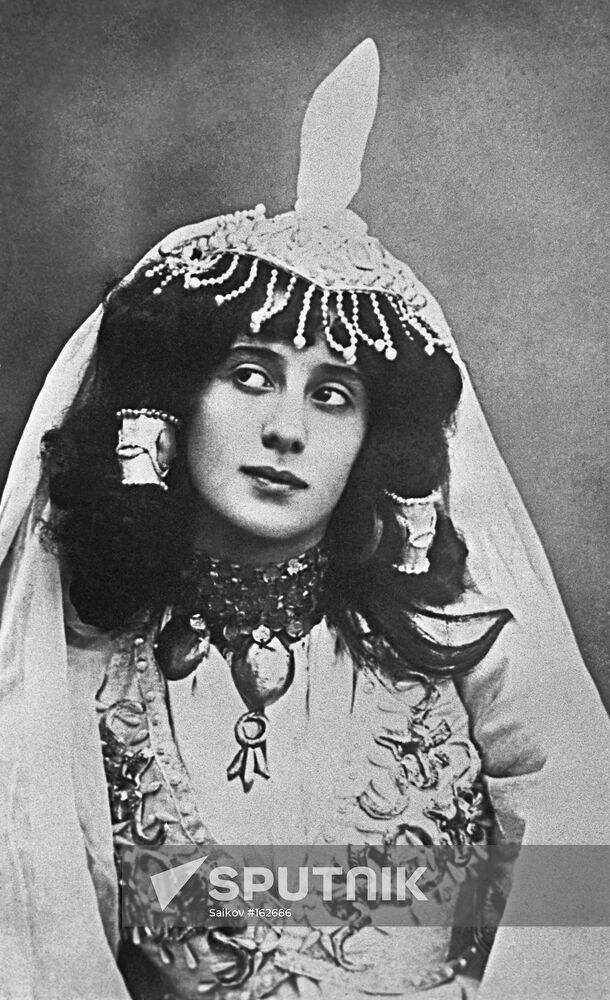 ANNA PAVLOVA BALLET DANCER