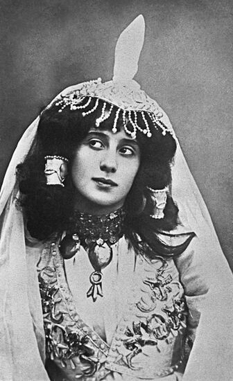 ANNA PAVLOVA BALLET DANCER