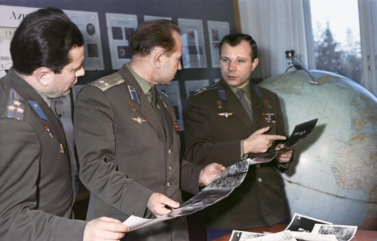 POPOVICH LEONOV GAGARIN COSMONAUTS