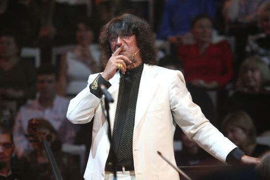 SEEING NEW YEAR IN WITH YURY BASHMET