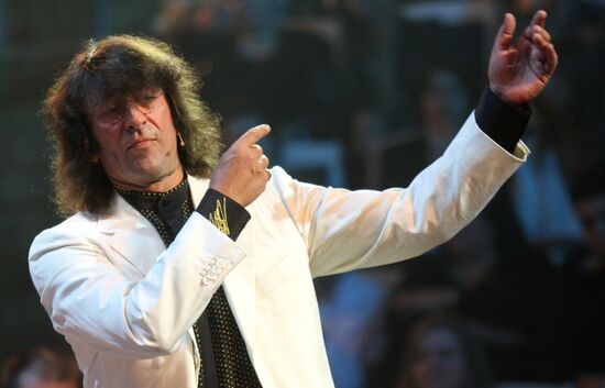 SEEING NEW YEAR IN WITH YURY BASHMET