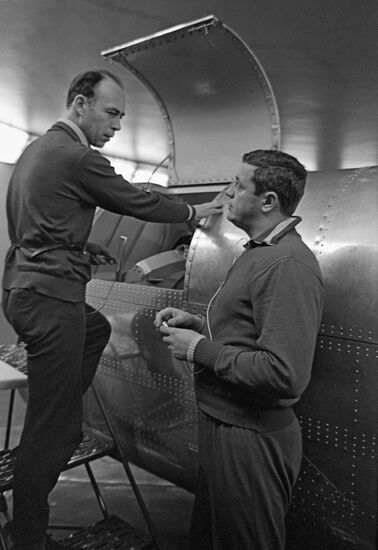 PATSAYEV VOLKOV COSMONAUTS TRAINING SESSION