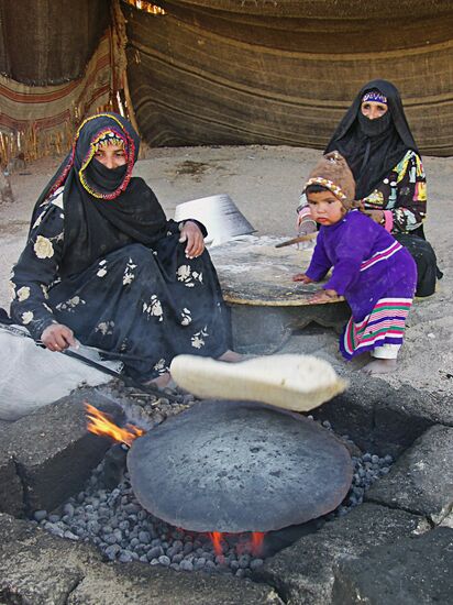 EGYPT BEDOUINS FAMILY BREAD BAKING