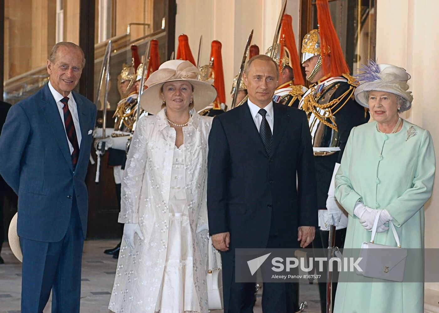 Vladimir Lyudmila Putin Elizabeth II Philio meeting London