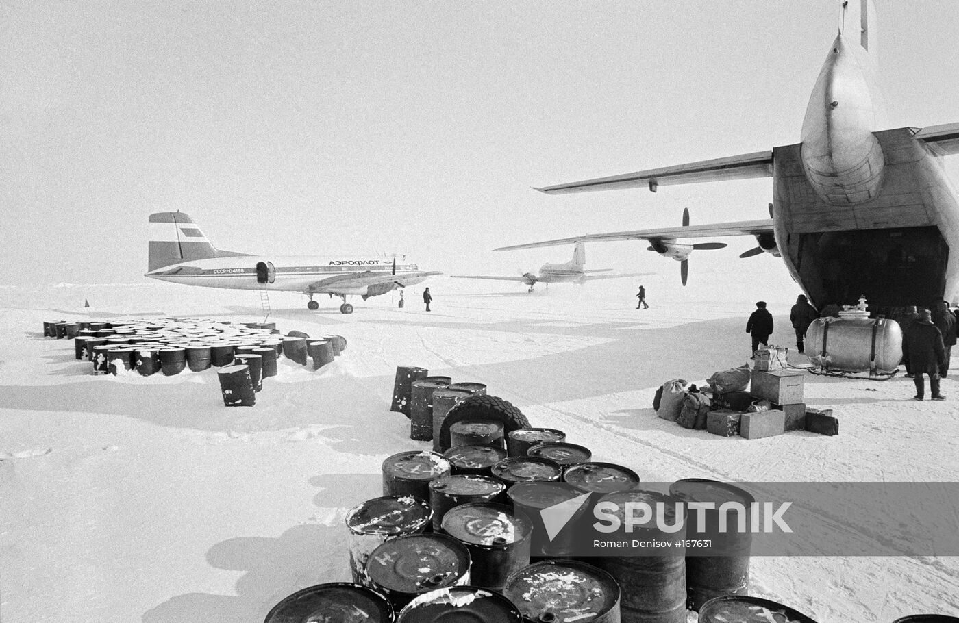 aircraft cargoes delivery station North-Pole-25 