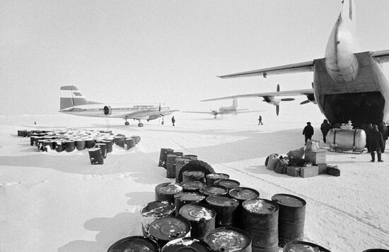 aircraft cargoes delivery station North-Pole-25 