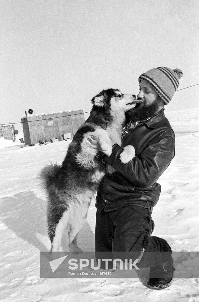 Arctic, station, North Pole-25, mechanic, dog