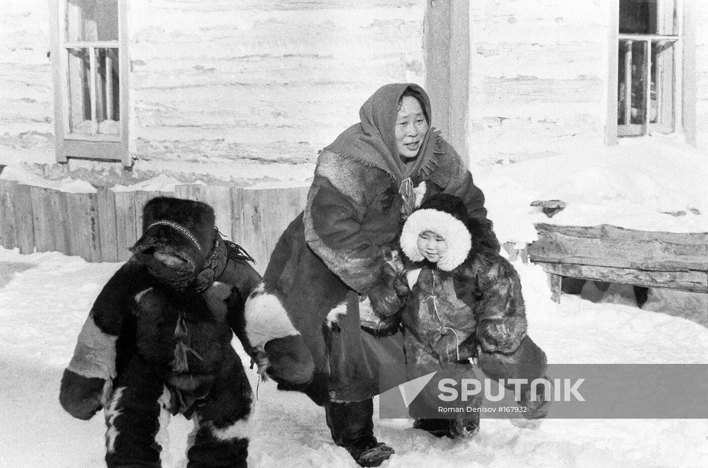 Chukotka, winter, mum, children, walk