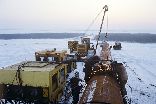 Gas pipeline Urengoi-Uzhgorod construction pipes