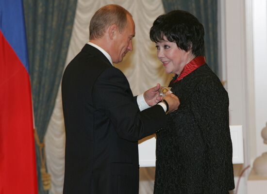 Vladimir Putin, Bella Akhmadulina