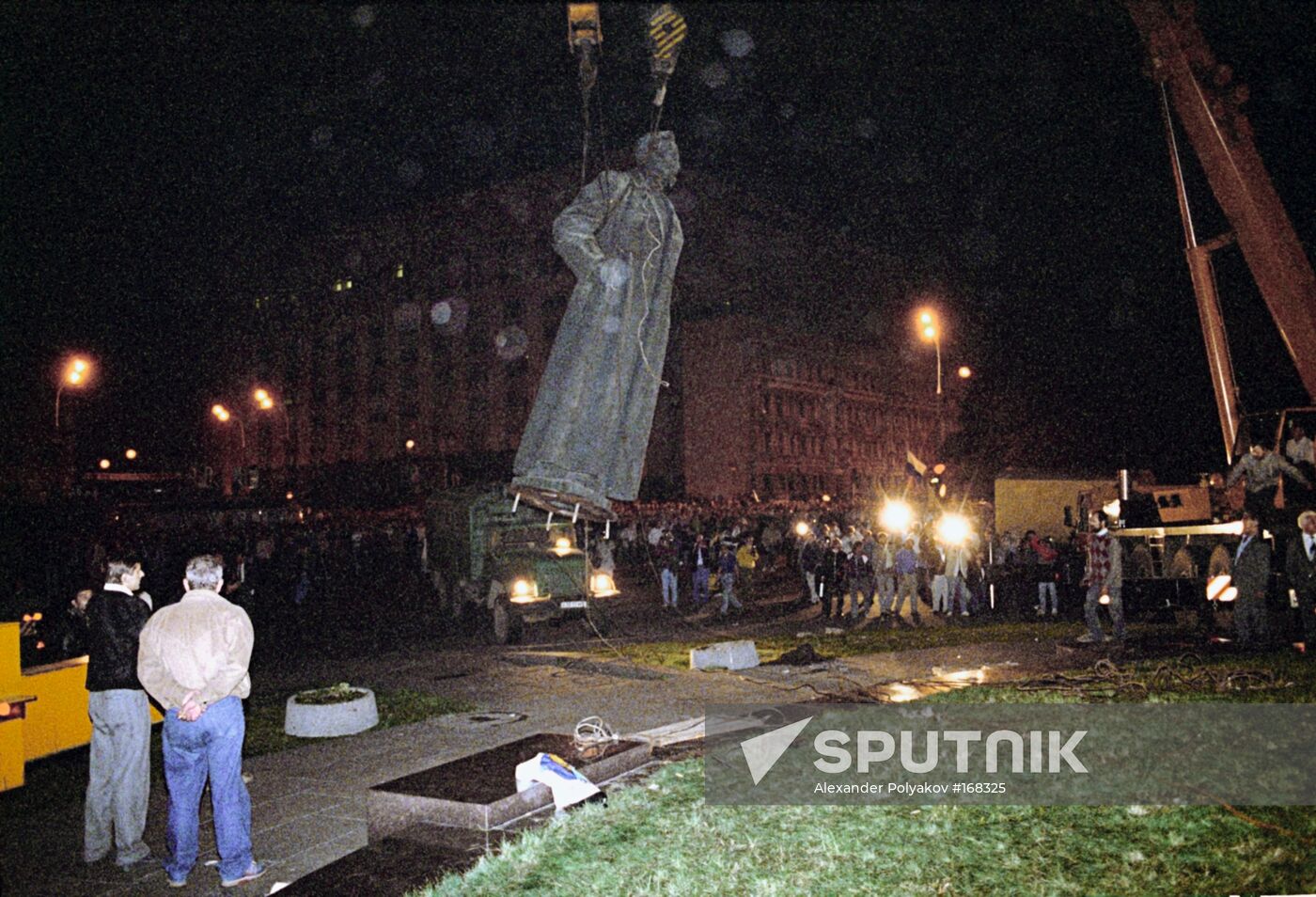 Moscow Dzerzhinsky monument dismantling
