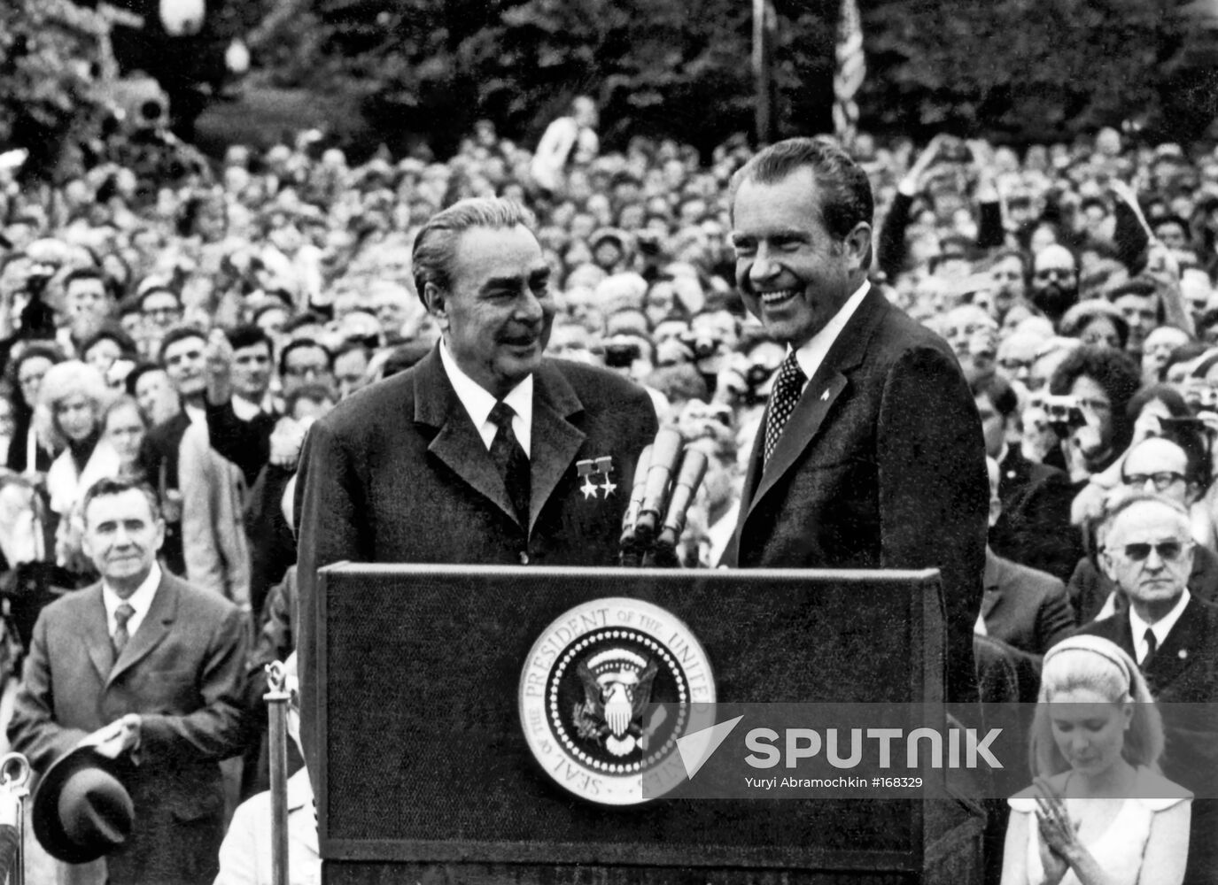 Leonid Brezhnev Richard Nixon greeting U.S.A.