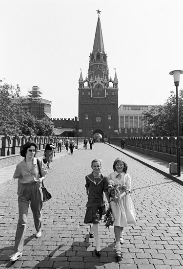 Moscow school students United States Soviet Union walk