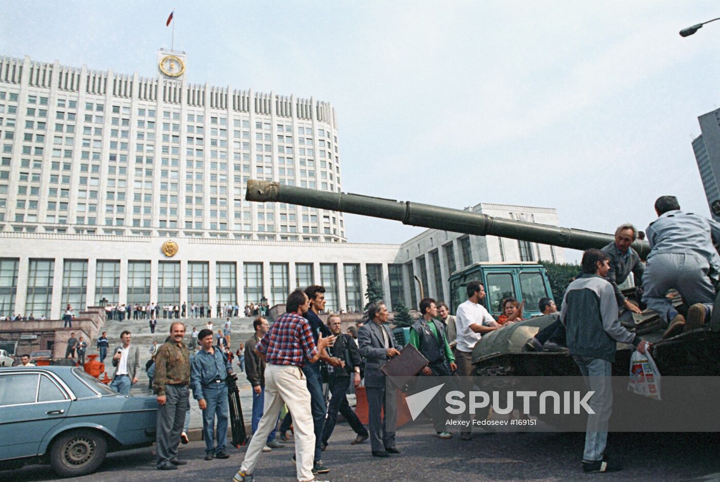 Moscow coup Parliament House defenders tanks