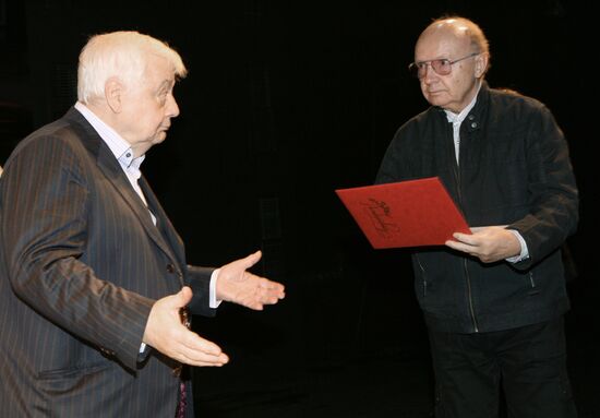 Giving awards to Chekhov Art Theater veteran actors