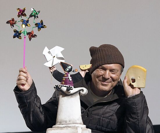 Unveiling monument to Playdough Crow