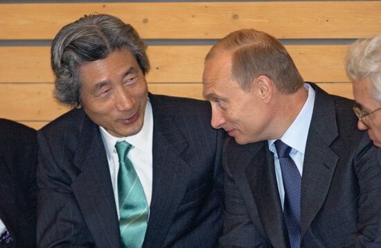 Putin Koizumi meeting St. Petersburg 300th anniversary