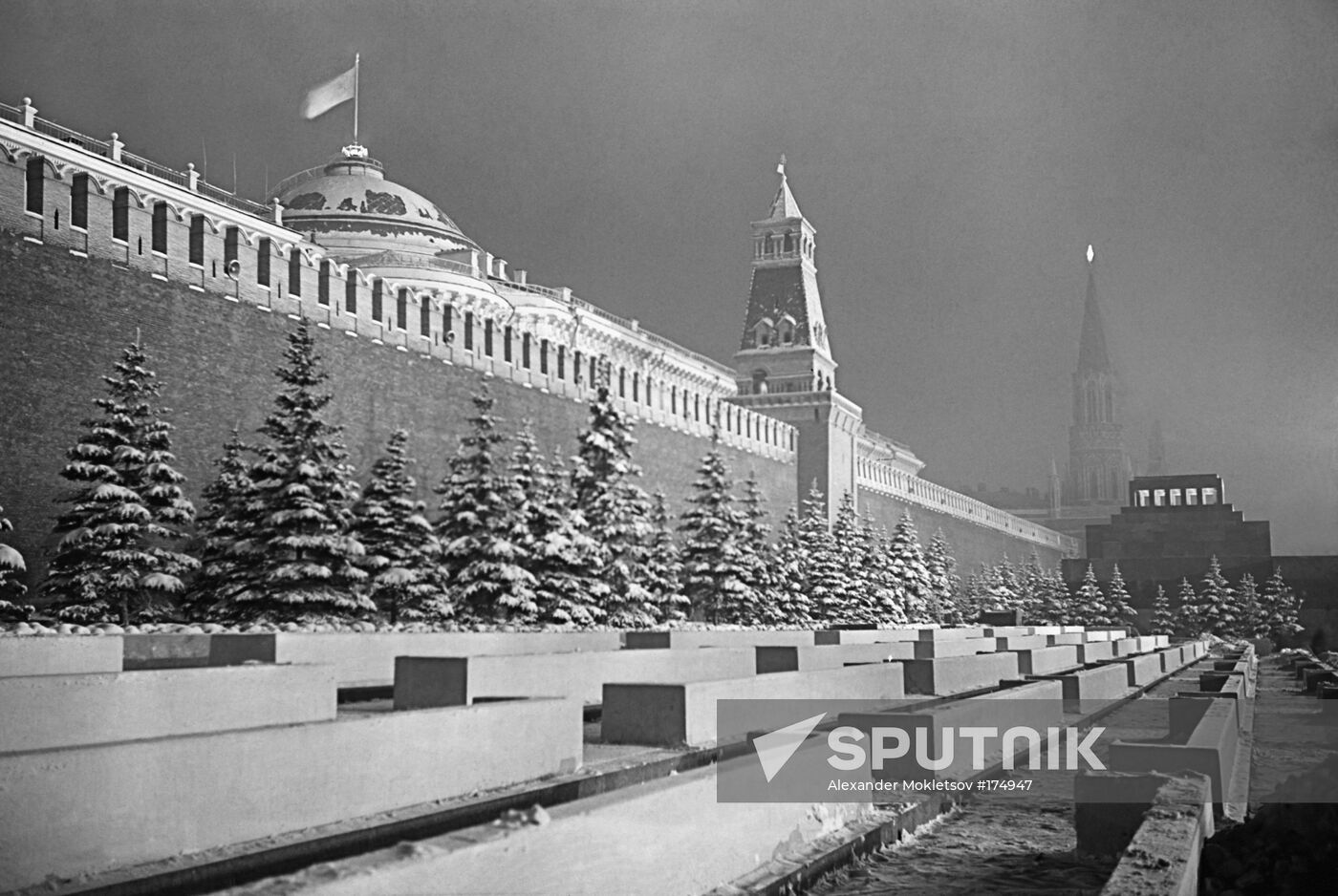 Moscow Kremlin wall mausoleum winter night