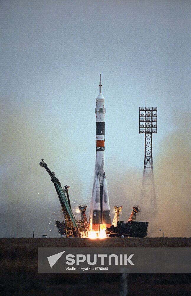 Soyuz TMA-2,  spaceship, take-off
