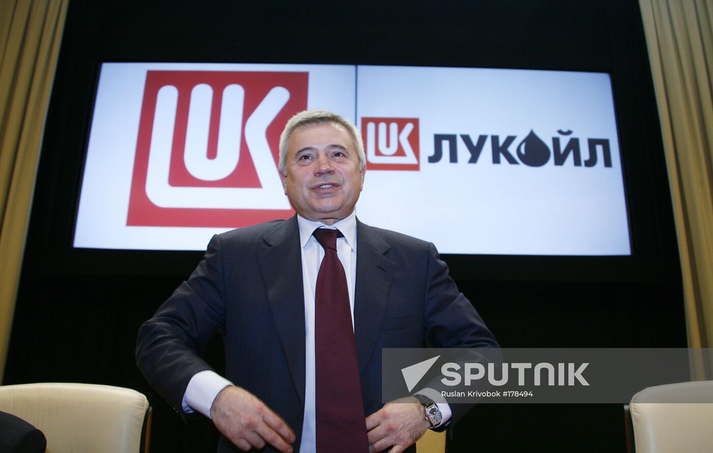 Vagit Alekperov holds a news conference