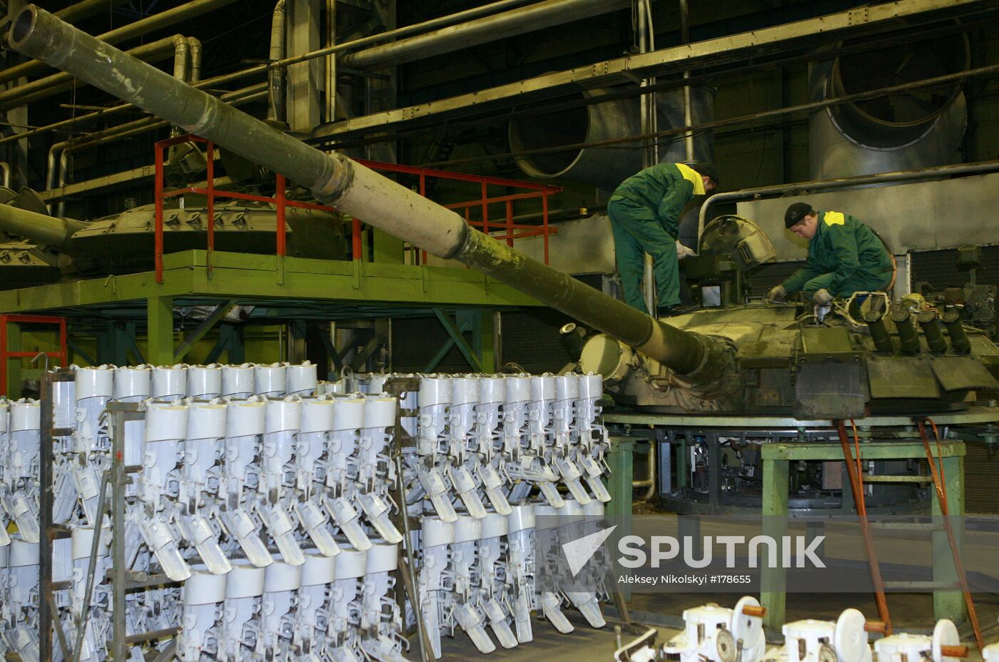 Assembling T-80 main battle tanks