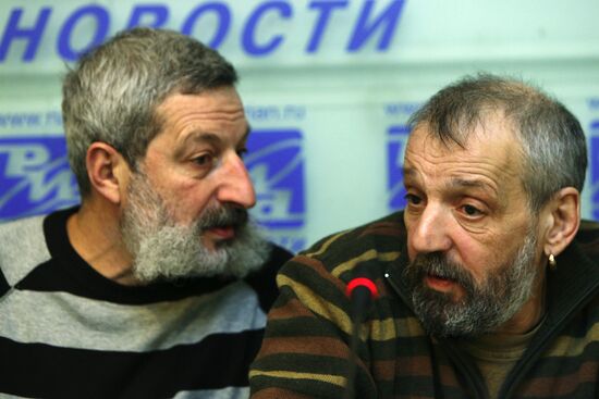 Moscow sculptors at a news conference
