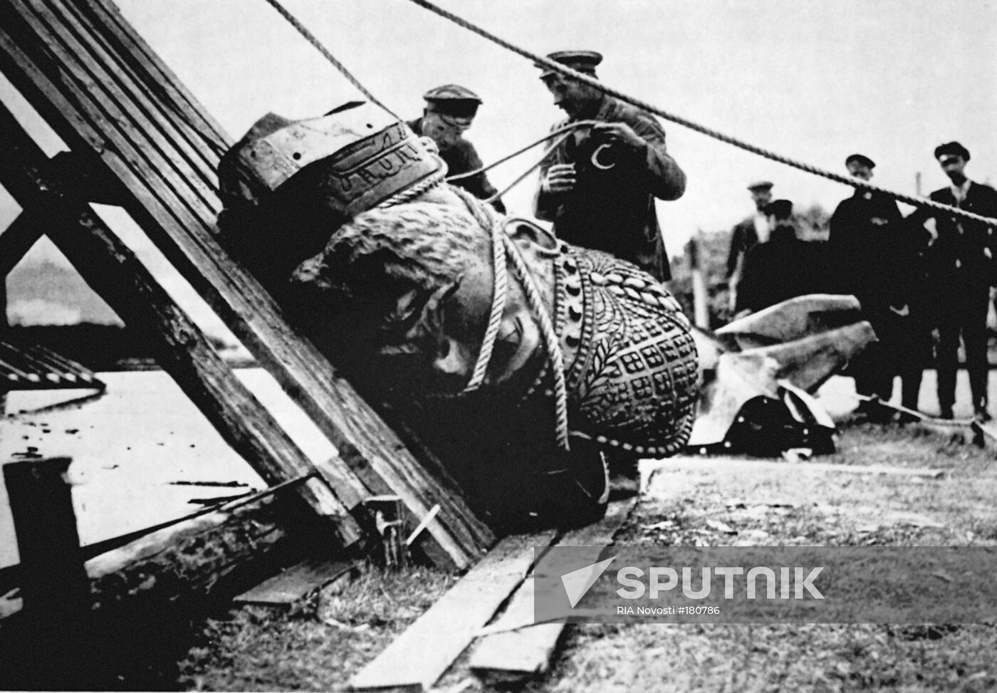 Monument Alexander III pull-down Moscow 1918