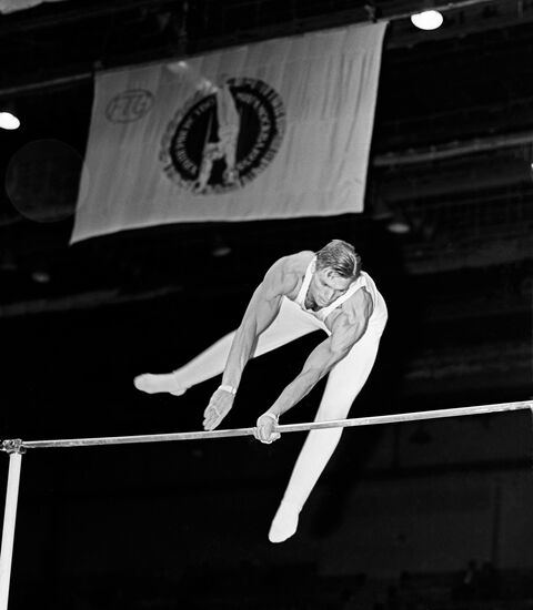 Shakhlin, gymnast, performance, bar