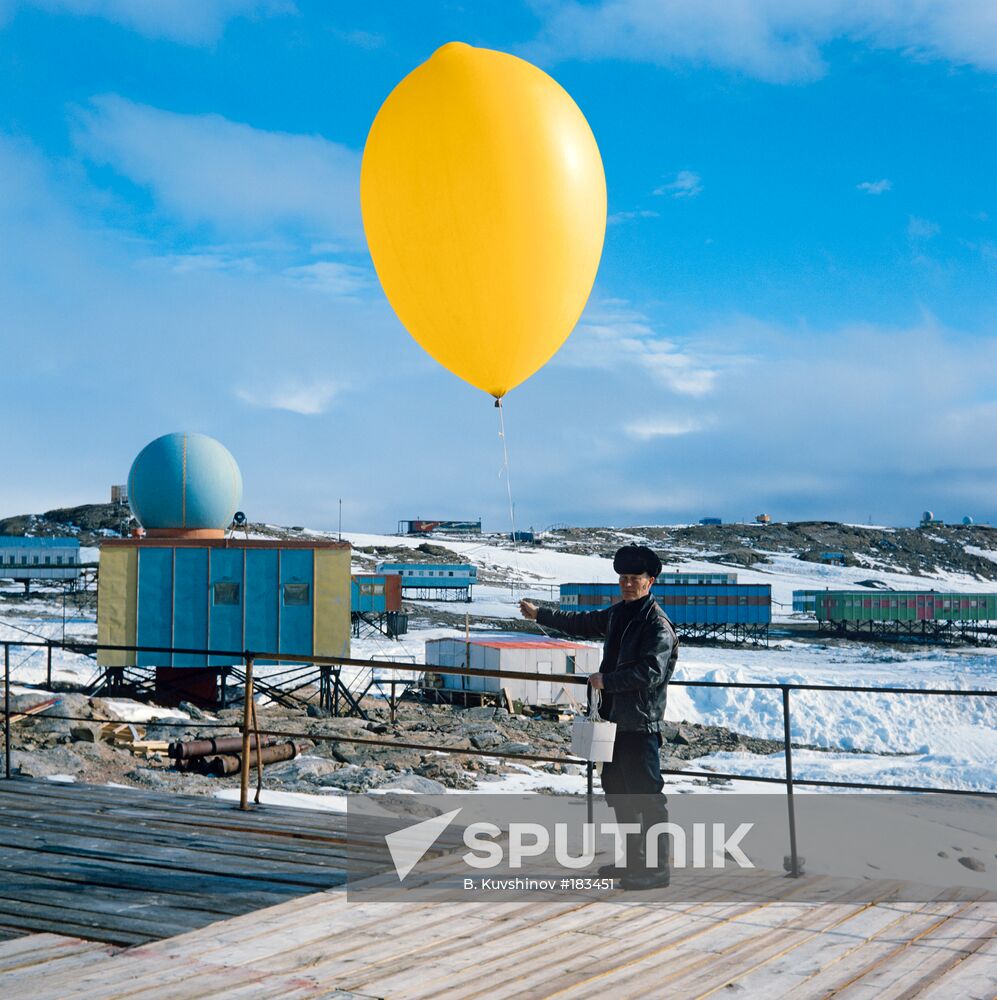 Antarctica station Molodezhnaya Aerologist radio balloon release