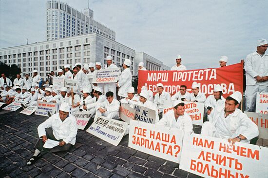 Moscow Government House nuclear industry pickets 