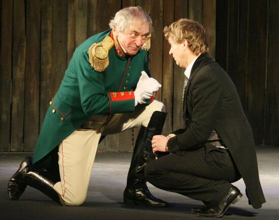 Play "The Inspector-General" 