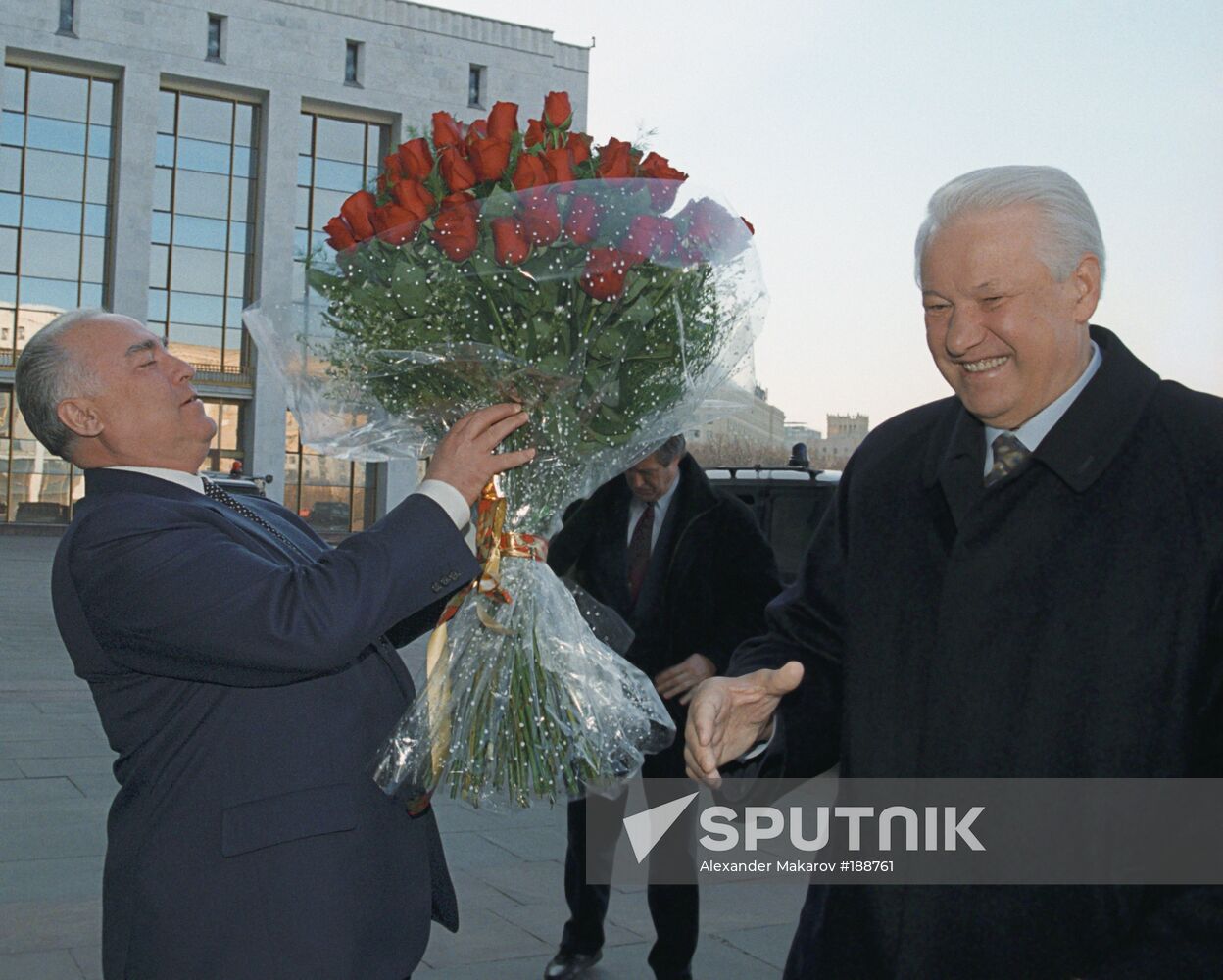 President Boris Yeltsin wishes Prime Minister Viktor Chernomyrdi