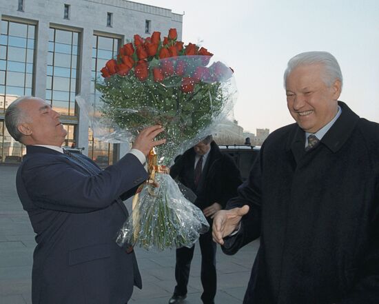 President Boris Yeltsin wishes Prime Minister Viktor Chernomyrdi