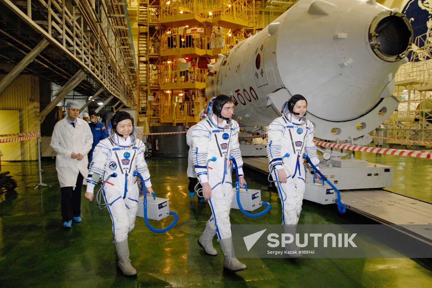 Main crew of Soyuz TMA-12 spacecraft 