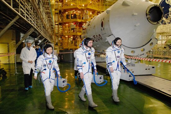 Main crew of Soyuz TMA-12 spacecraft 