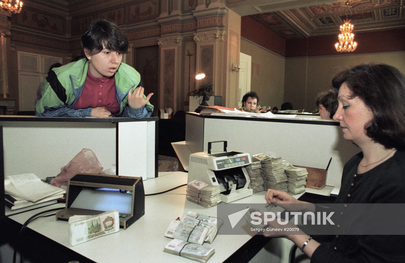 BANK ROSSIYSKY KREDIT CLERK PIECES OF MONEY PACKING TALK
