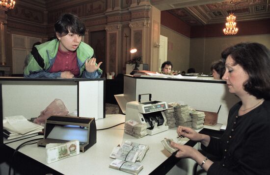 BANK ROSSIYSKY KREDIT CLERK PIECES OF MONEY PACKING TALK