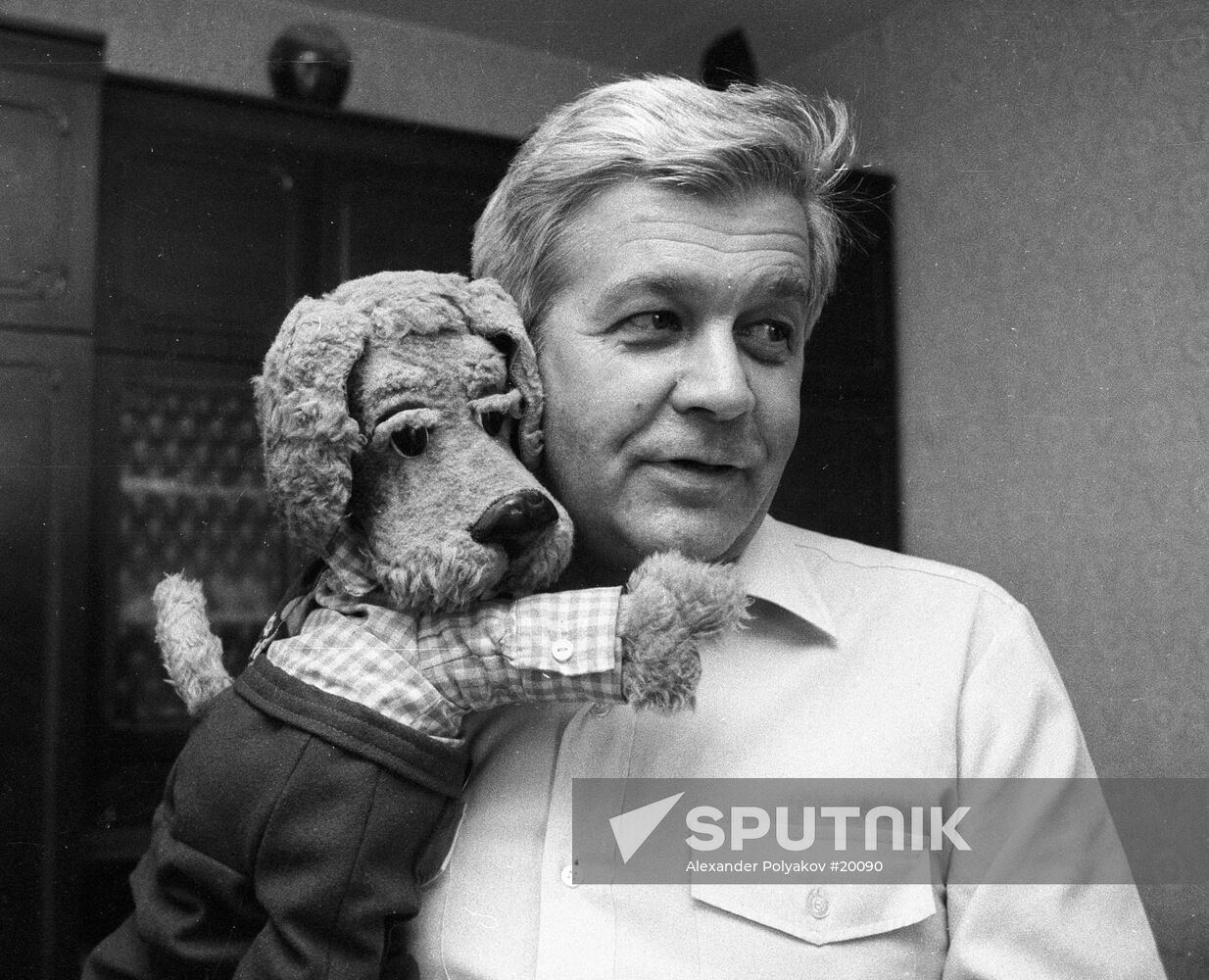 TELEVISION "GOOD NIGHT, KIDS!" ANNOUNCER UKHIN